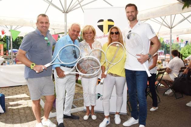 Sebastian Beutelstahl Sportpark Guenther Margot Steinberg Wirt Silja Steinberg Wirtin Organisatoren Marc Autmaring-Wempe GF Oberhaching-Muenchen 23.07.2023 Sportpark Beutelstahl Oberhaching Muenchner Herz 3. Grosses Benefiz Doppelturnier Muenchen