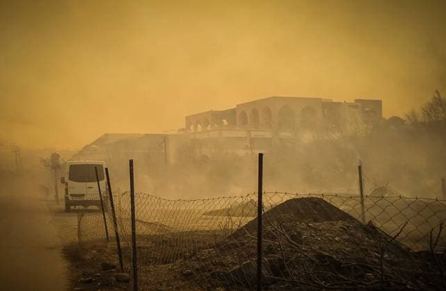 Bilder des Jahres 2023, News 07 Juli (230723) -- RHODES ISLAND, July 23, 2023 -- This photo taken on July 22, 2023 shows smoke caused by a massive wildfire in the Rhodes island in Greece. At least 2,000 residents and holidaymakers were evacuated by sea in the fire-stricken areas of Rhodes island in Greece on Saturday evening, authorities said. (Photo by Xinhua) GREECE-RHODES ISLAND-WILDFIRE ArgirisxMantikos 