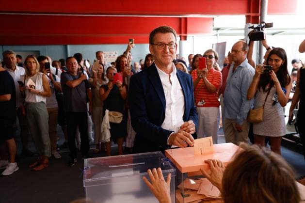 News Bilder des Tages July 23, 2023, MADRID, MADRID, SPAIN: Alberto Nunez Feijoo, candidate of the conservative People s Party (PP), votes in the general elections at Ramiro de Maeztu School on July 23, 2023 in Madrid, Spain. MADRID SPAIN - ZUMAa181 20230723_zaa_a181_022 Copyright: xOscarxJ.xBarrosox