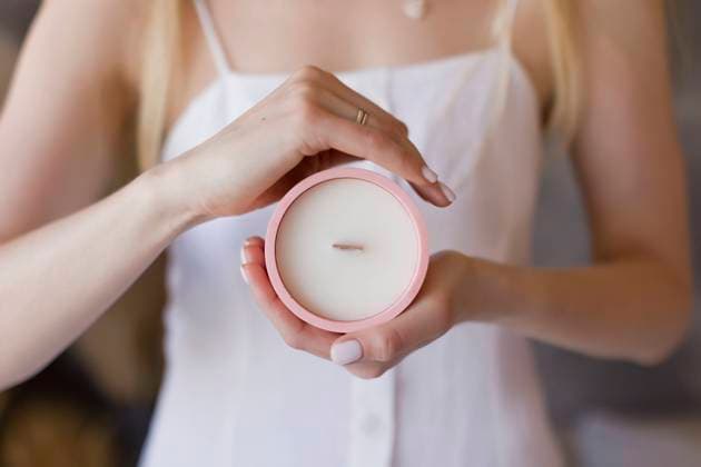 Creative Highlights Symbolbilder Hands of woman holding candle in mold model released, Symbolfoto property released, ONAF00558