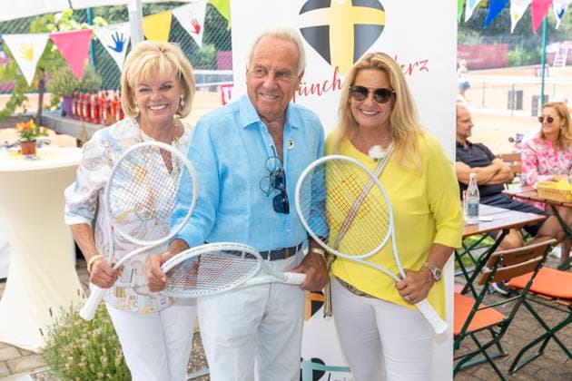 Günther Steinberg mit Frau Margot und Tochter Silja Steinberg Charity Benefiz-Tennis-Doppelturnier für Münchner Herz im Sportpark Beutelstahl in München Datum: 23.07.2023