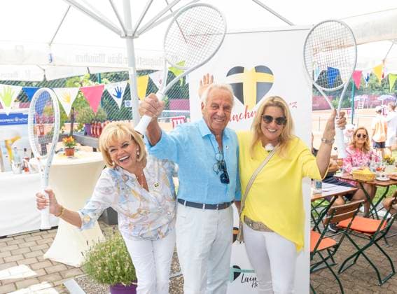 Günther Steinberg mit Frau Margot und Tochter Silja Steinberg Charity Benefiz-Tennis-Doppelturnier für Münchner Herz im Sportpark Beutelstahl in München Datum: 23.07.2023