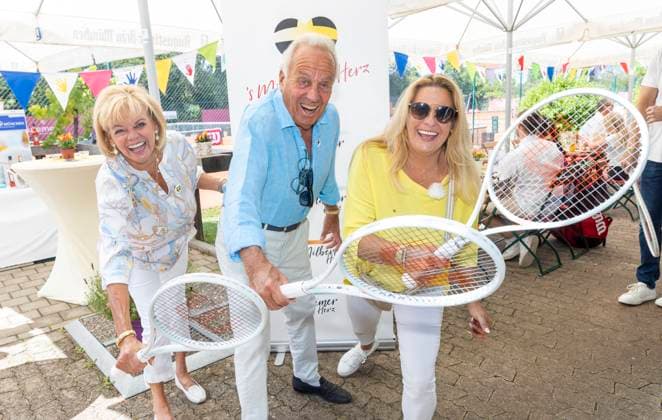 Günther Steinberg mit Frau Margot und Tochter Silja Steinberg Charity Benefiz-Tennis-Doppelturnier für Münchner Herz im Sportpark Beutelstahl in München Datum: 23.07.2023