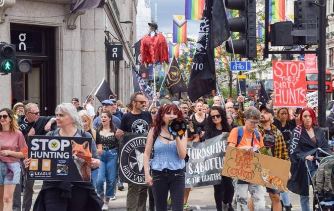 News Bilder des Tages July 23, 2023, London, England, United Kingdom: Protesters pass through Regent Street. Hunt saboteurs and animal rights activists marched through central London to Downing Street demanding that the fox hunt ban is enforced. Despite hunting with dogs being illegal, hunting groups still engage in so-called trail hunting, which activists describe as a smokescreen for actual fox hunting. London United Kingdom - ZUMAv130 20230723_zip_v130_018 Copyright: xVukxValcicx