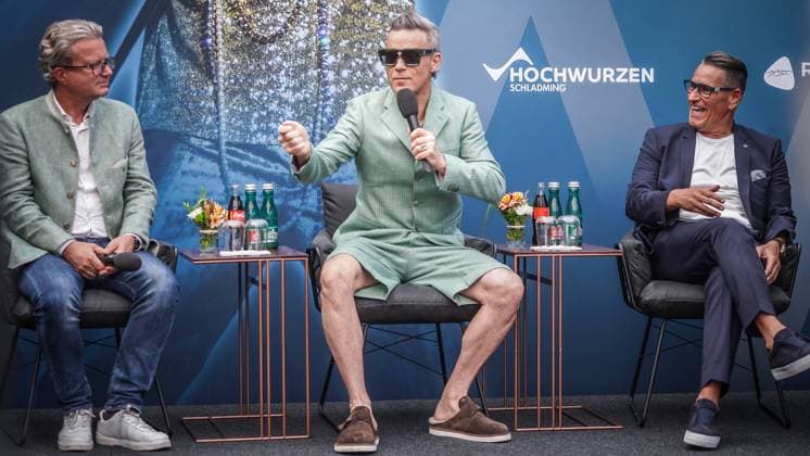 Bilder des Jahres 2023, Entertainment 07 Juli Entertainment Themen der Woche KW29 Entertainment Bilder des Tages 23.07.2023; Reiteralm, Schladming, Ennstal, Steiermark, Österreich, Europa - Pressekonferenz mit Robbie Williams in Schladming, Steiermark - Zum Ski Opening in der Region Schladming Dachstein mit den 4 Bergen Hauser Kaibling, Planai, Hochwurzen, Reiteralm wird der Weltstar am 07. und 08. Dezember 2023 zum Wintersaison Start zwei Konzerte geben. *** 23 07 2023 Reiteralm, Schladming, Ennstal, Styria, Austria, Europe Press conference with Robbie Williams in Schladming, Styria For the ski opening in the Schladming Dachstein region with the 4 mountains Hauser Kaibling, Planai, Hochwurzen, Reiteralm will give the world star on 07 and 08 December 2023 to the winter season start two concerts