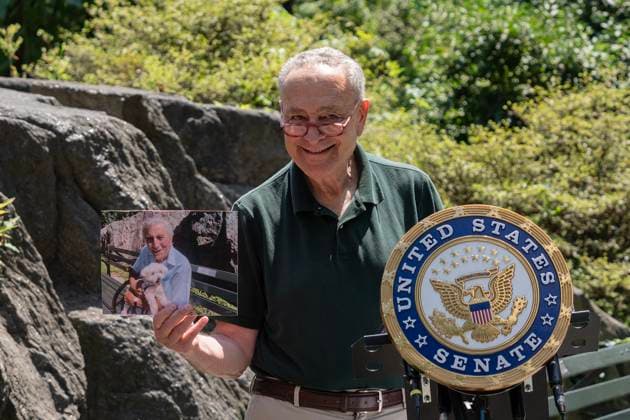 News Bilder des Tages US Senator Chuck Schumer introduced resolution to declare August 3 Tony Bennett Day US Senator Chuck Schumer introduced a resolution to declare August 3 Tony Bennett Day while standing at Tony Bennett s bench in Central Park, New York. Senator and Senate Majority Leader cited Tony Bennett s philanthropy, service in the armed forces during Second World War, Musical Legacy. He said that he will introduce a resolution on the Senate Floor at the same time as Congresswoman Nancy Pelosi will do the same resolution in the House of Representatives. Tony Bennett would be 97th years old on August 3, 2023. During his announcement the Senator was holding a photo of Tony Bennett sitting on that bench and he signed that photo and left it in tribute t Copyright: LevxRadin