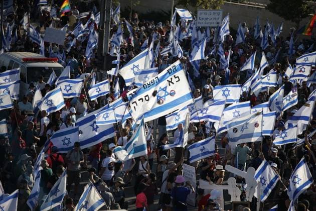 News Bilder des Tages Protests In Israel Israeli protesters attend a demonstration outside the Israeli parliament (Knesset) and the Supreme Court in Jerusalem on July 23, 2023, amid a months-long wave of protests against the government s planned judicial overhaul. jerusalem Israel  Copyright: xSaeedxQaqx originalFilename: qaq-notitle230723_npOPp.jpg