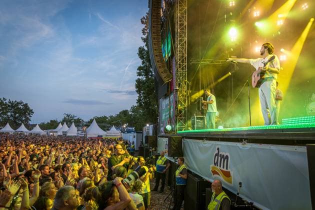 Entertainment Themen der Woche KW29 Entertainment Bilder des Tages DasFest2023 am 23.07.2023 in Karlsruhe (Günter-Klotz-Anlage), Germany Alvaro Soler beim Auftritt auf der Hauptbühne bei DAS FEST 2023. Karlsruhe Günter-Klotz-Anlage Baden-Württemberg Germany *** DasFest2023 on 23 07 2023 in Karlsruhe Günter Klotz Anlage , Germany Alvaro Soler performing on the main stage at DAS FEST 2023 Karlsruhe Günter Klotz Anlage Baden Württemberg Germany
