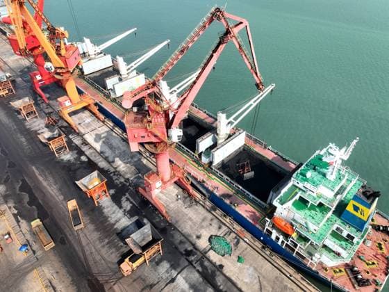 Electrical Coal Supply At Lianyungang Port, China Cargo ships unload electric coal at the Port coal terminal in Lianyungang, East China s Jiangsu province, July 24, 2023. Lianyungang China  Copyright: xCFOTOx originalFilename: cfoto-electric230724_nplIp.jpg
