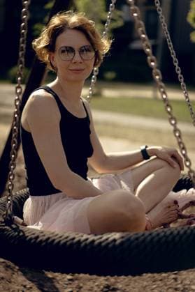 IMAGO Creative, Lifestyle, Frühling in der Stadt A woman swings on a swing, summer atmosphere. CR_YUKI23072059-1202624-01 ,model released, Symbolfoto