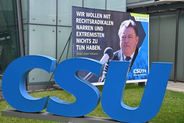 Vorstellung eines Plakates zur Landtagswahl am 8.Oktober 2023 - es zeigt Franz Josef Strauss. Regierungsprogramm der Christlich sozialen Union. Slogan:Wir wollen mit Rechtsradikalen Narren und Extremisten nichts zu tun haben Wahlkampfslogan.Wahlkampfmotto. Markus SOEDER (Ministerpraesident Bayern und CSU Vorsitzender). Pressekonferenz im Anschluss an die Vorstandssitzung des CSU Praesidiums in der CSU Landesleitung in Muenchen am 24.07.2023 *** Presentation of a poster for the state election on October 8, 2023 it shows Franz Josef Strauss government program of the Christian Social Union slogan We want to have nothing to do with right-wing extremist fools and extremists election campaign slogan campaign motto Markus SOEDER State Premie