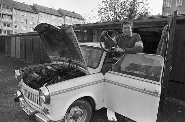 Trabantpflege 03.11.1991, Chemnitz, Trabant, viele Ostdeutsche pflegen am Sonntag ihre PKW Trabant, desahalb kommen Ost Autos besser durch den TÜV *** Trabant care 03 11 1991, Chemnitz, Trabant, many East Germans maintain on Sunday their passenger car Trabant, desahalb come East cars better by the TÜV