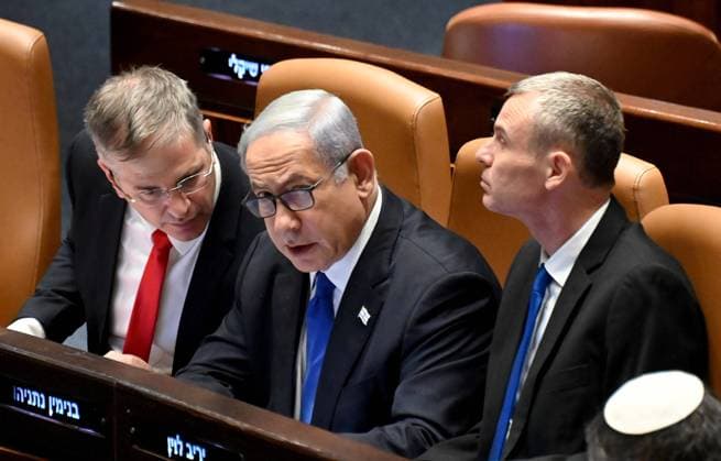 News Bilder des Tages (C) Israeli Prime Minister Benjamin Netanyahu votes for the judicial overhaul bill in the Israeli Knesset, Parliament, on Monday, in Jerusalem, July 24, 2023. Netanyahu s government passed the key judicial law amid a national conflict.  JER2023072407 DEBBIExHILL