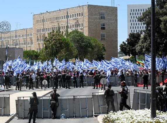 News Themen der Woche KW30 News Bilder des Tages Israelis protest outside the Knesset while the parliament votes on the judicial overhaul bill in the Israeli Knesset, Parliament, on Monday, in Jerusalem, July 24, 2023. Netanyahu s government passed the key judicial law amid a national conflict.  JER2023072414 DEBBIExHILL