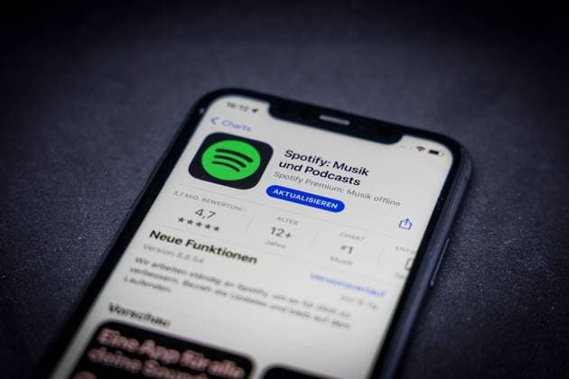 App Store - Apple 15.06.2023: Apple App Store auf einem iPhone. Apps-Charts, Gratis Apps. Spotify: Musik und Podcasts