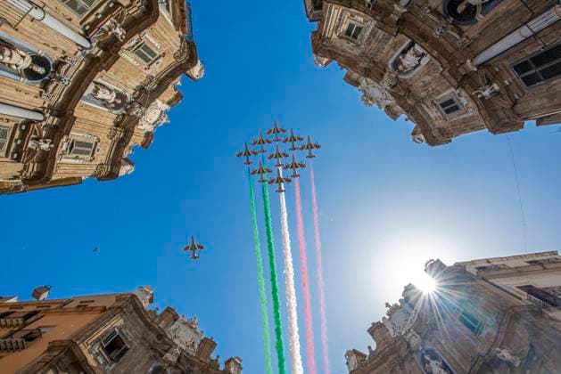 Bilder des Jahres 2023, News 07 Juli News Themen der Woche KW30 News Bilder des Tages in the photo the tricolor arrows fly over Palermo and pass over the 4 cantos  Copyright: xAlbertoxLoxBiancox xipa-agency.nx xAlbertoxLoxBiancox IPA_IPA39388730