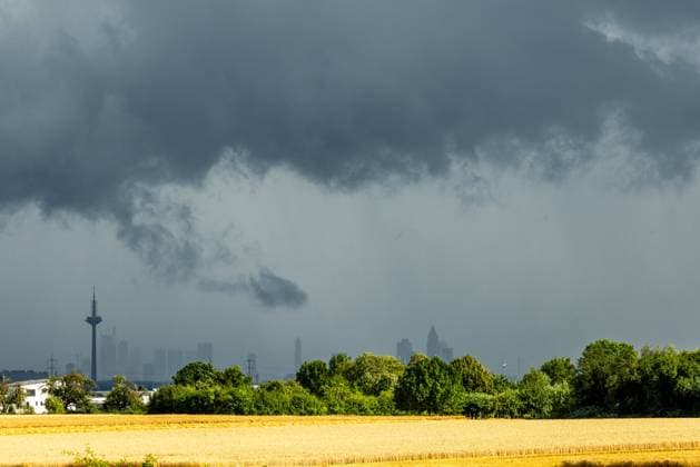 Bilder des Jahres 2023, News 07 Juli News Themen der Woche KW30 News Bilder des Tages Gewitter über Frankfurt Ein Gewitter zieht am Nachmittag über die Hochhäuser der Skyline von Frankfurt am Main in Hessen., Oberursel Hessen Deutschland *** Thunderstorm over Frankfurt A thunderstorm moves in the afternoon over the skyscrapers of the skyline of Frankfurt am Main in Hesse , Oberursel Hesse Germany