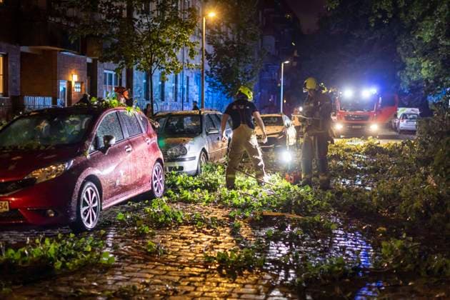 Bilder des Jahres 2023, News 07 Juli News Themen der Woche KW30 News Bilder des Tages Unwetter, Sturm und umgeknickte Bäume: Orkan in Berlin, Das Unwetter hat in Berlin für einen starken Anstieg an Einsätzen der Berliner Feuerwehr gesorgt: Über 400 Einsätze am Montagabend. Umgeknickte Bäume, überflutete Straßenzüge, vor allem der nördliche teil Berlins war von dem Unwetter betroffen. Die Berliner Feuerwehr rief den Ausnahmezustand Wetter aus. Alle Freiwilligen Feuerwehren des Land Berlins wurden alarmiert und waren im Einsatz. Berlin Berlin Deutschland *** Storm, storm and fallen trees hurricane in Berlin, The storm has caused a sharp increase in Berlin Fire Department deployments Over 400 deployments on Monday evening Fallen trees, flooded streets, especially the northern part of Berlin was affected by the storm