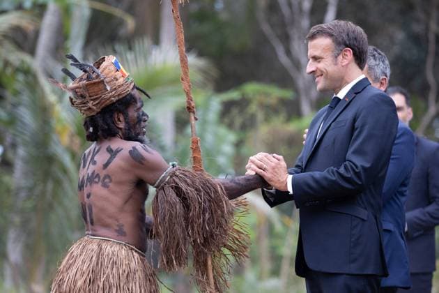 Bilder des Jahres 2023, News 07 Juli News Themen der Woche KW30 News Bilder des Tages Customary Ceremony In Honour Of President Macron - New Caledonia People in traditional costumes shake hand of French President Emmanuel Macron, French Interior Minister Gerald Darmanin, Minister Delegate for Overseas France Philippe Vigier during the customary ceremony in honour of the President of the Republic in Touho, North part of New Caledonia, on July 25, 2023. Photo by Raphael Lafargue ABACAPRESS.COM Touho New Caledonia  Copyright: xLafarguexRaphael ABACAx 861874_055 LafarguexRaphael ABACAx 861874_055 