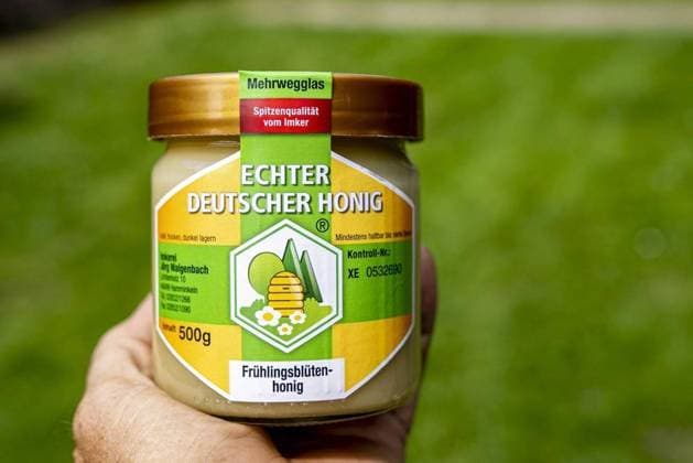 Imkerei Walgenbach in Hamminkeln *** NUR FÜR REDAKTIONELLE ZWECKE *** EDITORIAL USE ONLY ***<p>Ein Glas mit Honig wird am 25.7.2023 in Hamminkeln mit der Hand gehalten . Die Familie züchtet auch neue Königinnen. Foto : Arnulf Stoffel Funke Foto Services< p> Buntes Deutschland NRW Hamminkeln Copyright: ArnulfxStoffel *** Beekeeping Walgenbach in Hamminkeln FOR EDITORIAL PURPOSES ONLY EDITORIAL USE ONLY p A jar of honey is held by hand on 25 7 2023 in Hamminkeln The family also breeds new queens Photo Arnulf Stoffel Funke Foto Services p Colorful Germany NRW Hamminkeln Copyright ArnulfxStoffel Copyright: ArnulfxStoffel doc7r894vibjya19e34vaq9 ,EDITORIAL USE ONLY