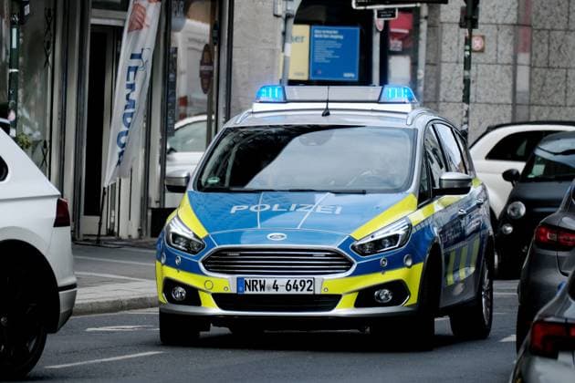 Düsseldorf 25.07.2023 Polizei Auto Polizeiauto Polizeiautos Polizeiwagen Blaulicht Streifenwagen Rundumleuchte Sondersignal Sondersignale Rundumkennleuchte Kennleuchte blaues Blinklicht Lichtsignal Einsatzfahrzeug Einsatzfahrzeug RKL Drehlicht Wegerecht Düsseldorf Nordrhein-Westfalen Deutschland *** Duesseldorf 25 07 2023 police car police car police cars blue light patrol car rotating beacon special signal special signals rotating beacon beacon blue flashing light light signal emergency vehicle emergency vehicle RKL rotating light right of way Duesseldorf North Rhine Westphalia Germany