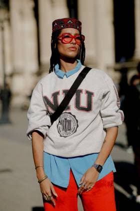 PFW - Street Style Street style, arriving at Louis Vuitton Spring Summer 2023 show, held at Musee du Louvre, Paris, France, on October 4, 2022. Photo by Marie-Paola Bertrand-Hillion ABACAPRESS.COM Paris France  Copyright: xBertrand-HillionxMarie-Paola ABACAx 831458_191 Bertrand-HillionxMarie-Paola ABACAx 831458_191 