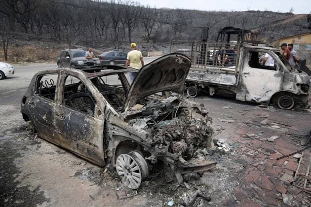Bilder des Jahres 2023, News 07 Juli News Themen der Woche KW30 News Bilder des Tages FEUX DE FORETS EN ALGERIE Billel Bensalem APP MAXPPP - Une vue generale sur les maisons et des Voiture incendiees du village de Oeud Das, a Bejaia a l est d Alger, en Algerie le 25 juillet 2023. Le ministere algerien de l interieur a annonce qu au moins 34 personnes sont mortes, dont 24 civils et 10 membres de l armee nationale et 26 des personnes sont blessees dans de multiples incendies de foret a travers le pays A general view of burning houses and cars in the village of Oeud Das, in Bejaia east of Algiers, Algeria on July 25, 2023. Algeria s interior ministry said at least 34 people died , including 24 civilians and 10 members of the national army and 26 people are injured in multiple forest fires across the country Bejaia Algéri  Copyright: xAPP MAXPPPxBillelxBensalemx xAPPx APP202307263793 APP202307263793