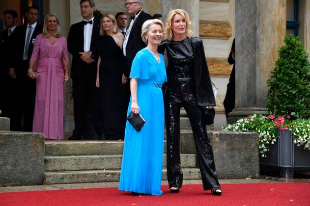 Entertainment Themen der Woche KW30 Entertainment Bilder des Tages Ursula von der Leyen und Maria Furtwängler bei der Eröffnung der Richard-Wagner-Festspiele 2023 mit der Premiere von Richard Wagners Parsifal im Bayreuther Festspielhaus. Bayreuth, 25.07.2023 *** Ursula von der Leyen and Maria Furtwängler at the opening of the Richard Wagner Festival 2023 with the premiere of Richard Wagners Parsifal at the Bayreuth Festspielhaus Bayreuth, 25 07 2023 Foto:xN.xKubelkax xFuturexImage