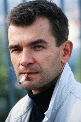 Matthias Freihof, deutscher Schauspieler, Synchronsprecher und Sänger, mit Zigarette bei einem Fotoshooting in Berlin, Deutschland um 2000 Berlin Berlin Deutschland Copyright: xUnitedxArchivesx xAlexanderxStingl STI_8704000083 EDITORIAL USE ONLY
