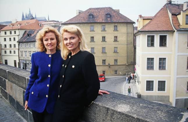 Hana und Dana, sind das tschechoslowakische Gesangsduo Kamelie , bestehend aus Hana Bustikova und Dana Vikova, bei einem Spaziergang durch Prag mit dem Hradschin im Hintergrund, Tschechien 1995. Prag Hlavni mesto Praha Tschechien Copyright: xUnitedxArchivesx xAlexanderxStingl STI_8704000110 EDITORIAL USE ONLY
