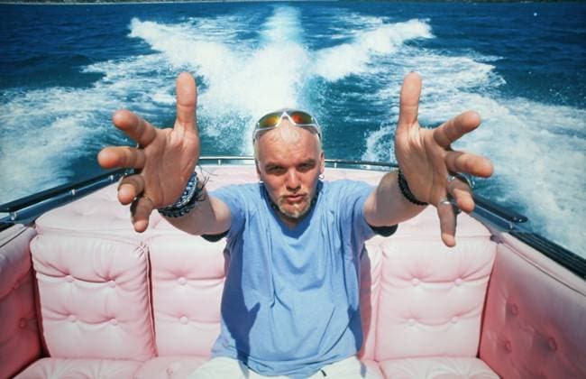 DJ Ötzi, bürgerlich Gerhard Gerry Friedle, auf einem Motorboot im Urlaub im sonnigen Süden, 2000. Copyright: xUnitedxArchivesx xStingl STI_8704000367 EDITORIAL USE ONLY