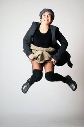 Claudia Schmutzler, deutsche Schauspielerin, springend fotografiert in einem Fotostudio in Berlin, Deutschland 1999. Berlin Berlin Deutschland Copyright: xUnitedxArchivesx xAlexanderxStingl STI_8704000435 EDITORIAL USE ONLY
