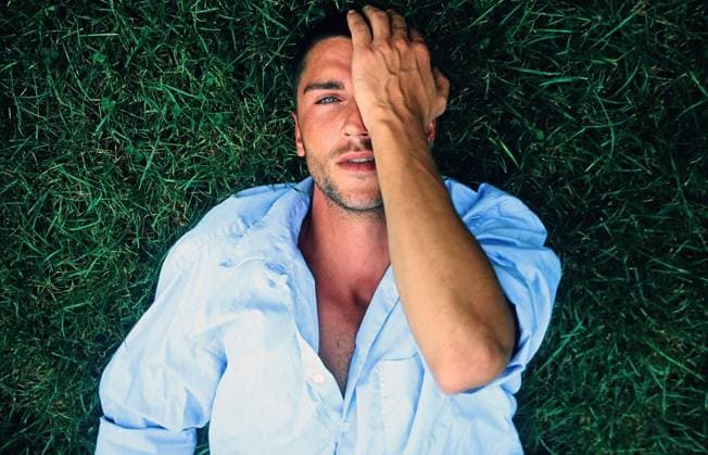 Oliver Bootz, deutscher Schauspieler, bei einem Fotoshoot, liegend auf einer Wiese, Deutschland 2001. Deutschland Copyright: xUnitedxArchivesx xAlexanderxStingl STI_8704000461 EDITORIAL USE ONLY