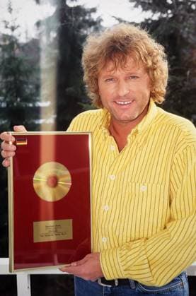 Bernhard Brink, deutscher Schlagersänger, mit seiner goldenen CD für den Deutschen Hitmix in Berlin, Deutschland 1996. Berlin Berlin Deutschland Copyright: xUnitedxArchivesx xAlexanderxStingl STI_8704000480 EDITORIAL USE ONLY