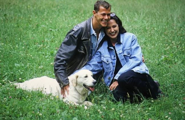 Simone Thomalla, deutsche Schauspielerin und Sängerin, mit Freund Sven Martinek, ebenfalls Schauspieler, und Hund bei einem Spaziergang, Deutschland 1997. Deutschland Copyright: xUnitedxArchivesx xAlexanderxStingl STI_8704000738 EDITORIAL USE ONLY