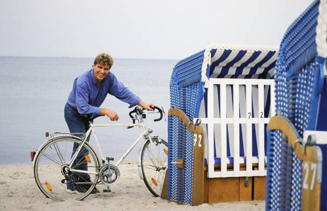 Frank Schöbel, deutscher Schlagersänger, Komponist, Musikproduzent, Autor und Schauspieler, bei einem Urlaub mit dem Fahrrad an der Ostsee, Deutschland 2000. Deutschland Copyright: xUnitedxArchivesx xAlexanderxStingl STI_8704000911 EDITORIAL USE ONLY