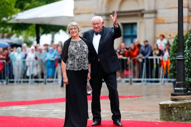 Eröffnung der 111. Richard-Wagner-Festspiele in Bayreuth mit der Neuinszenierung von Parsifal Promis geht über den roten Teppich zum Königsportal des Festspielhauses in Bayreuth Günther Beckstein ehemaliger Bayerische Ministerpräsident a.D. mit Ehefrau Marga Beckstein *** Opening of the 111 Richard Wagner Festival in Bayreuth with the new production of Parsifal Celebrities walk the red carpet to the Kings Portal of the Festspielhaus in Bayreuth Günther Beckstein former Bavarian Minister President a D with wife Marga Beckstein