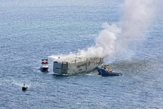 Bilder des Jahres 2023, News 07 Juli News Themen der Woche KW30 NORTH SEA - The Fremantle Highway is extinguished in the North Sea above Ameland. The cargo ship caught fire when it sailed about 27 kilometers from Ameland. One crew member was killed in the accident. ANP FLYING FOCUS netherlands out - belgium out  Copyright: xx x474284775x originalFilename: 474284775.jpg
