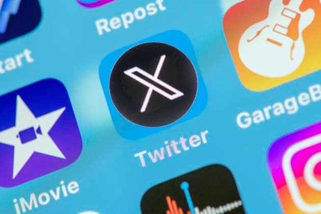 Neues Twitter-Logo X überlagert symbolisch das alte Logo, Twitter-App auf Smartphone-Bildschirm, Juli 2023 Deutschland, Juli 2023, Neues Twitter-Logo X überlagert symbolisch das alte blaue Vögelchen auf einem Smartphone Bildschirm, X soll neue App für alles werden, Symbolfoto, Fotomontage *** New Twitter logo X symbolically overlays the old logo, Twitter app on smartphone screen, July 2023 Germany, July 2023, New Twitter logo X symbolically overlays the old little blue bird on a smartphone screen, X is to be the new app for everything, symbol photo, photomontage