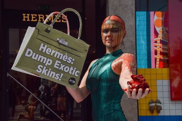 Bilder des Jahres 2023, News 07 Juli News Themen der Woche KW30 July 26, 2023, London, England, United Kingdom: Vegan activist TASH PETERSON and PETA staged a protest outside the Hermes store on Bond Street, calling on the luxury brand to end the use of crocodile skins in their products. The activist was drenched in fake blood and guts. London United Kingdom - ZUMAv130 20230726_zip_v130_024 Copyright: xVukxValcicx