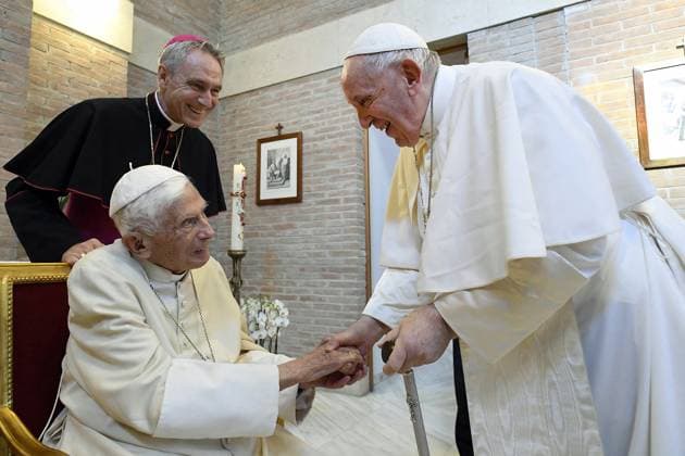 Former Pope Benedict XVI Dies At 95 File photo - Pope Francis and the 20 new cardinals present in Rome visited Pope Emeritus, Benedict XVI at the end of the celebration of the Ordinary Public Consistory, which took place in St. Peter s Basilica, Vatican on August 27, 2022. Behind: Georg Ganswein, Prefect of the Papal Household. The meeting took place in the chapel of the Mater Ecclesiae monastery inside the Vatican in an atmosphere of affection, during which the cardinals were introduced individually to the Pope Emeritus. The visit to the Mater Ecclesiae monastery has become a consolidated tradition since the Consistory of 2016. - Former Pope Benedict XVI has died at his Vatican residence, aged 95, almost a decade after he stood down becaus  Copyright: xABACAx 836663_112 ABACAx 836663_112 