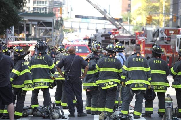 Bilder des Jahres 2023, News 07 Juli News Themen der Woche KW30 RECORD DATE NOT STATED Construction Crane catches Fire and collapses in Manhattan-NYC. (NEW) Construction Crane catches Fire and collapses in Manhattan-NYC. July 26, 2023, New York, USA: A construction crane catches fire and collapses on a skyscraper in mid Manhattan, New York City early morning of Wednesday (26), with black smoke in the sky and sending debris to the street below but no information yet if anyone is hurt. There are many ambulances with firemen and NYPD providing help and heavy traffic of vehicles and people around the area. Credit: Niyi Fote Thenews2 (Foto: Niyi Fote Thenews2 imago images) Construction Crane catches Fire and collapses in Manhattan-NYC.  Copyright: xNiyixFotex