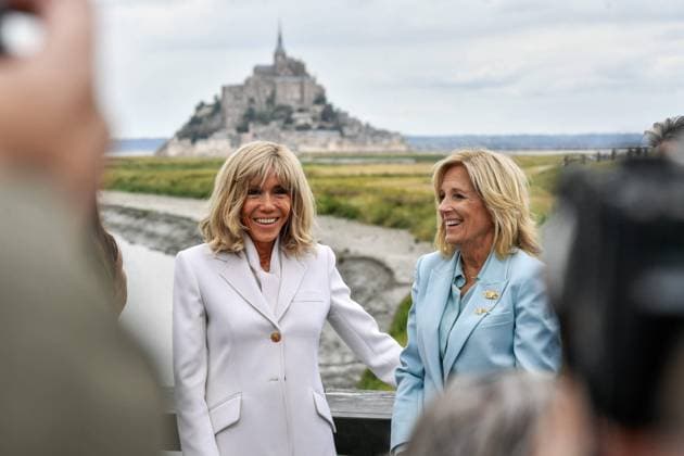 Bilder des Jahres 2023, News 07 Juli News Themen der Woche KW30 Viisite de Brigitte Macron et Jill Biden dans la Manche PHOTOPQR OUEST FRANCE Martin ROCHE OUEST-FRANCE ; Mont Saint Michel ; 26 07 2023 ; Ce mercredi 26 juillet 2023 visite de Brigitte Macron et Jill Biden au Mont Saint - Michel dans la Manche ( Normandie ) Photographe: Martin ROCHE French First Lady Brigitte Macron and US First Lady Jill Biden arrive to visit Le Mont-Saint-Michel, a world heritage site in northwestern France, to highlight the importance of preserving cultural heritage sites around the world on July 26, 2023. Mont Saint Michel France  Copyright: xPHOTOPQR OUESTxFRANCE MAXPPPxMartinxROCHEx xOUEST-FRANCEx 20230726OFR4545 20230726OFR4545