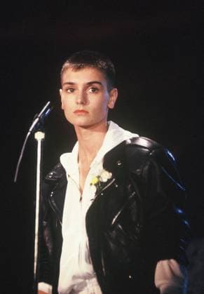 Die Saengerin Sinead O’Connor ( Shuhada’ Sadaqat ) bei einem TV Auftritt am 16.03.1990 *** The singer Sinead OConnor Shuhada Sadaqat at a TV appearance on 16 03 1990
