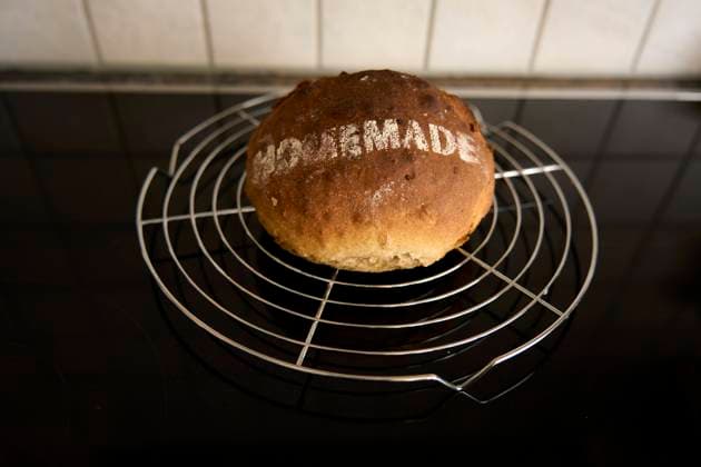 Brot, rund, mit Schriftzug homemade, auf Edelstahl Abkühlgitter *** Bread, round, with Logo homemade, at Stainless steel Abkühlgitter 1082502307