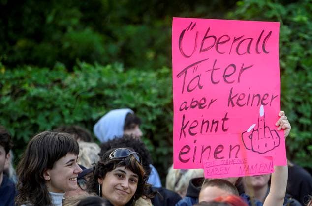 20230726 Kundgebung Keine Buehne fuer Rammstein WIEN, OESTERREICH - 26. JULI: Kundgebung Keine Buehne fuer Rammstein , organisiert von aufstehn aufgrund der Voruerfe der sexuellen Belaestiung von Fans durch den Saenger un Rammstein vor dem Ernst-Happel-Stadion am 26. Juli, 2023 in Wien, Oesterreich. 230726_SEPA_32_041 Copyright: xMartinxJuenx SEPAxMedia