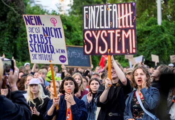 20230726 Kundgebung Keine Buehne fuer Rammstein WIEN, OESTERREICH - 26. JULI: Kundgebung Keine Buehne fuer Rammstein , organisiert von aufstehn aufgrund der Voruerfe der sexuellen Belaestiung von Fans durch den Saenger un Rammstein vor dem Ernst-Happel-Stadion am 26. Juli, 2023 in Wien, Oesterreich. 230726_SEPA_32_042 Copyright: xMartinxJuenx SEPAxMedia