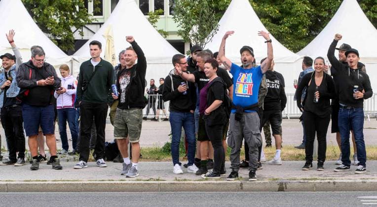 20230726 Kundgebung Keine Buehne fuer Rammstein WIEN, OESTERREICH - 26. JULI: Rammstein-Fans auf der gegenüberliegenden Strassenseite nbei der Kundgebung Keine Buehne fuer Rammstein , organisiert von aufstehn aufgrund der Voruerfe der sexuellen Belaestiung von Fans durch den Saenger un Rammstein vor dem Ernst-Happel-Stadion am 26. Juli, 2023 in Wien, Oesterreich. 230726_SEPA_32_046 Copyright: xMartinxJuenx SEPAxMedia