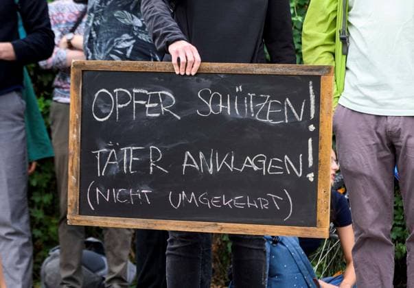 20230726 Kundgebung Keine Buehne fuer Rammstein WIEN, OESTERREICH - 26. JULI: Kundgebung Keine Buehne fuer Rammstein , organisiert von aufstehn aufgrund der Voruerfe der sexuellen Belaestiung von Fans durch den Saenger un Rammstein vor dem Ernst-Happel-Stadion am 26. Juli, 2023 in Wien, Oesterreich. 230726_SEPA_32_025 Copyright: xMartinxJuenx SEPAxMedia