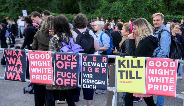 20230726 Kundgebung Keine Buehne fuer Rammstein WIEN, OESTERREICH - 26. JULI: Kundgebung Keine Buehne fuer Rammstein , organisiert von aufstehn aufgrund der Voruerfe der sexuellen Belaestiung von Fans durch den Saenger un Rammstein vor dem Ernst-Happel-Stadion am 26. Juli, 2023 in Wien, Oesterreich. 230726_SEPA_32_029 Copyright: xMartinxJuenx SEPAxMedia